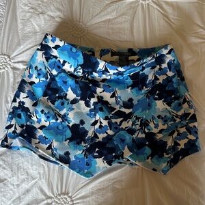 NWOT- Aqua brand Blue Floral Skort. Zipper back - 2 side pockets